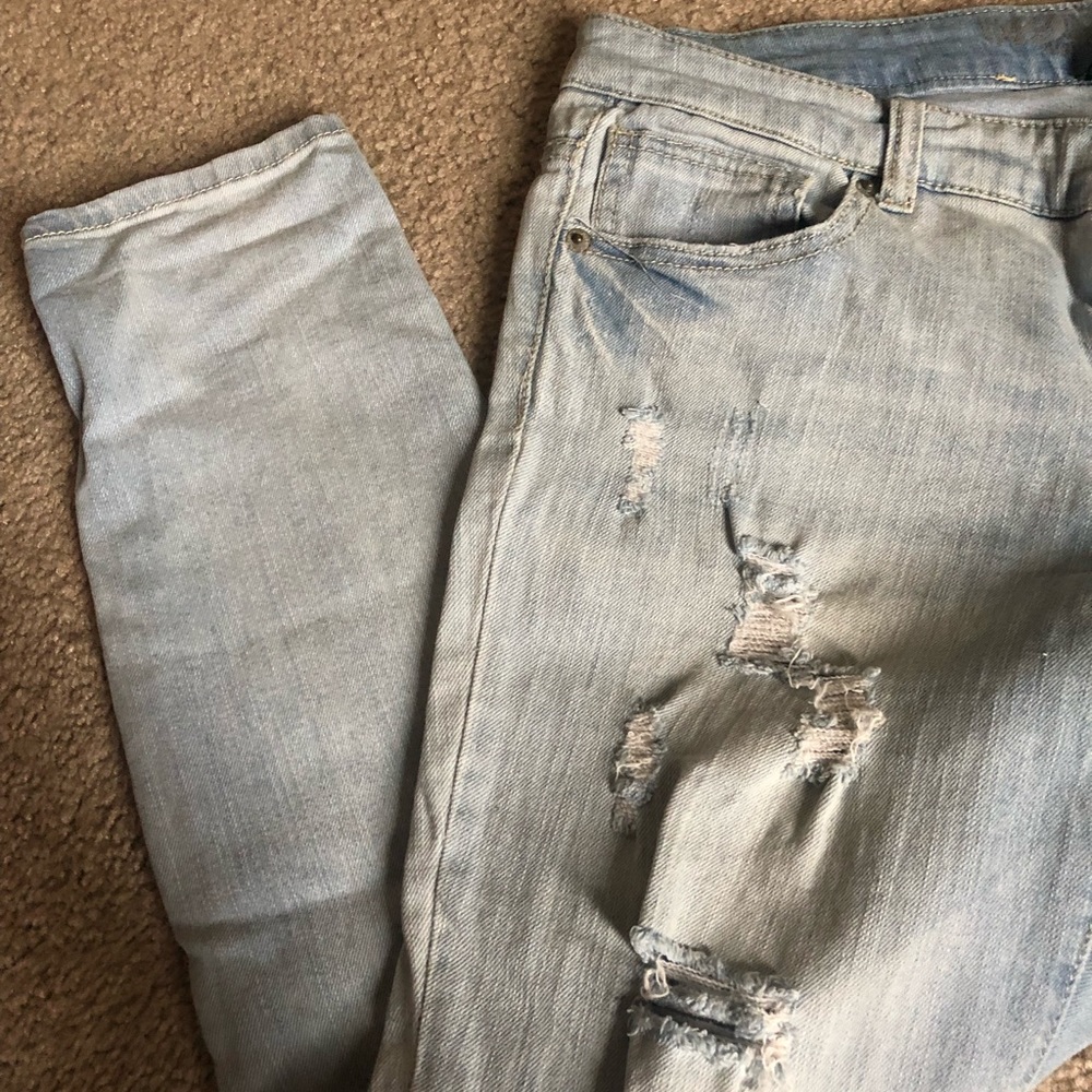 🔴SOLD🔴 Light wash distressed skinny jeans